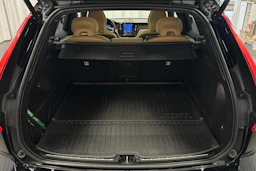 musta Volvo XC60 2023 kuva 11.