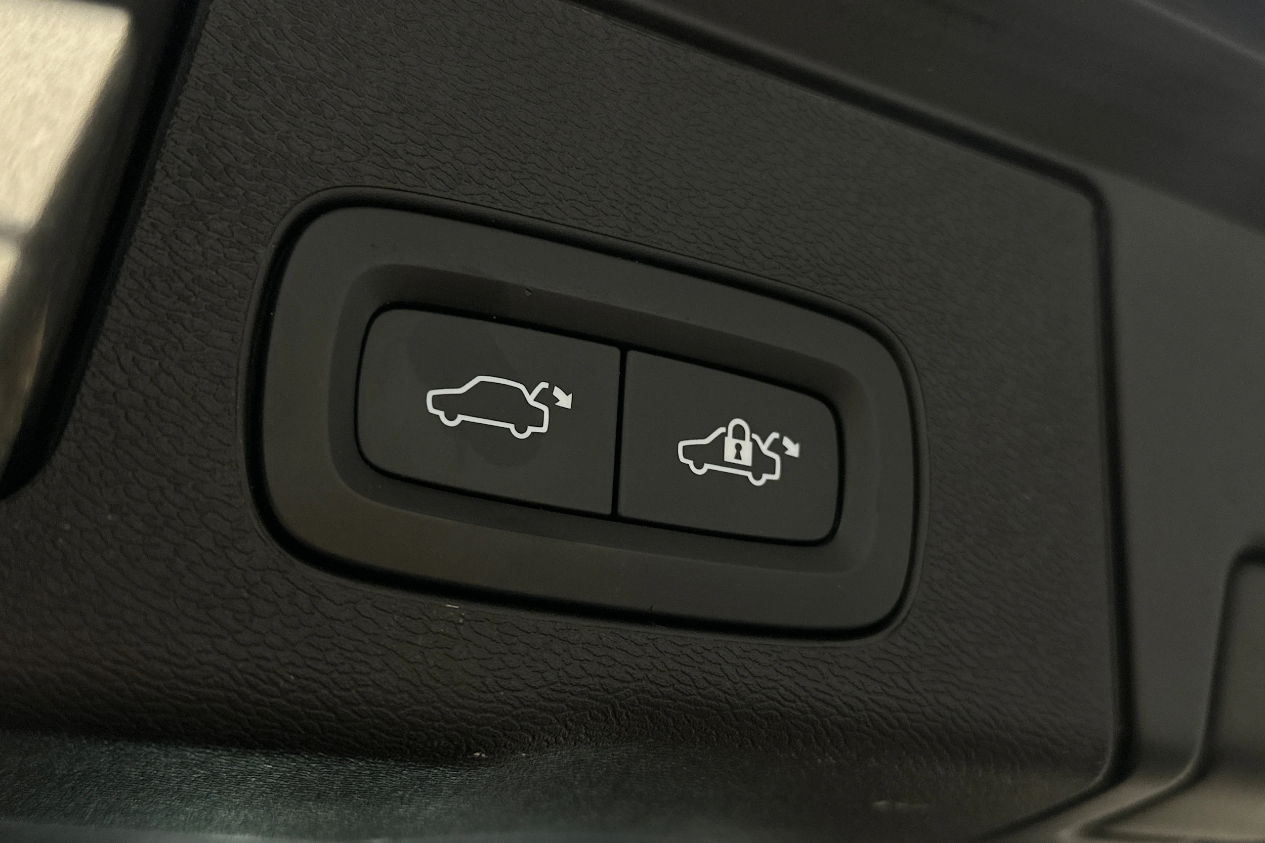 musta Volvo XC60 2023 kuva 12.