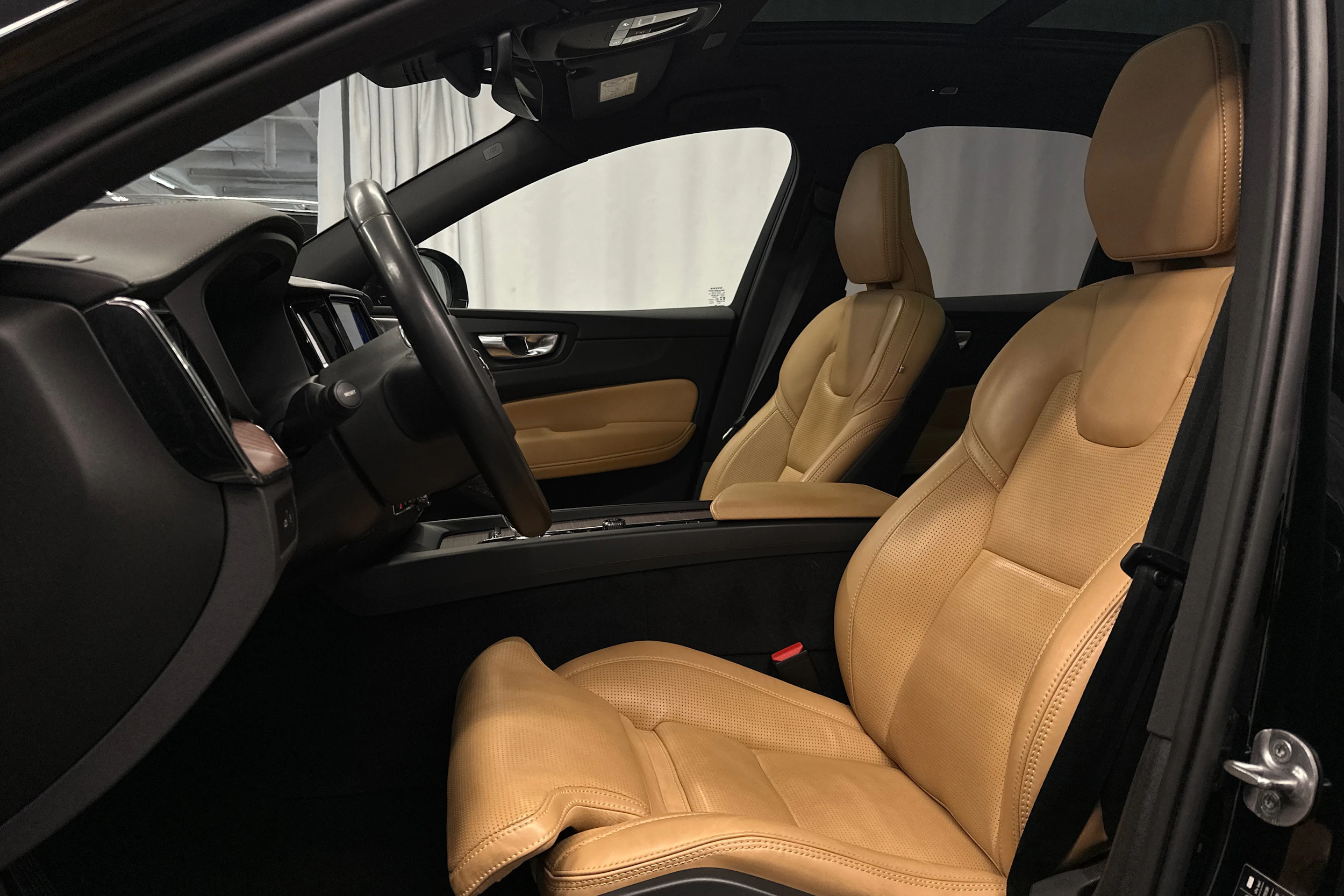 musta Volvo XC60 2023 kuva 15.