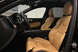 musta Volvo XC60 2023 kuva 15.