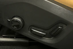 musta Volvo XC60 2023 kuva 16.