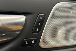 musta Volvo XC60 2023 kuva 17.