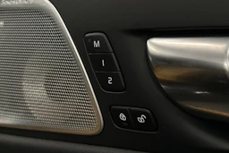 musta Volvo XC60 2023 kuva 19.