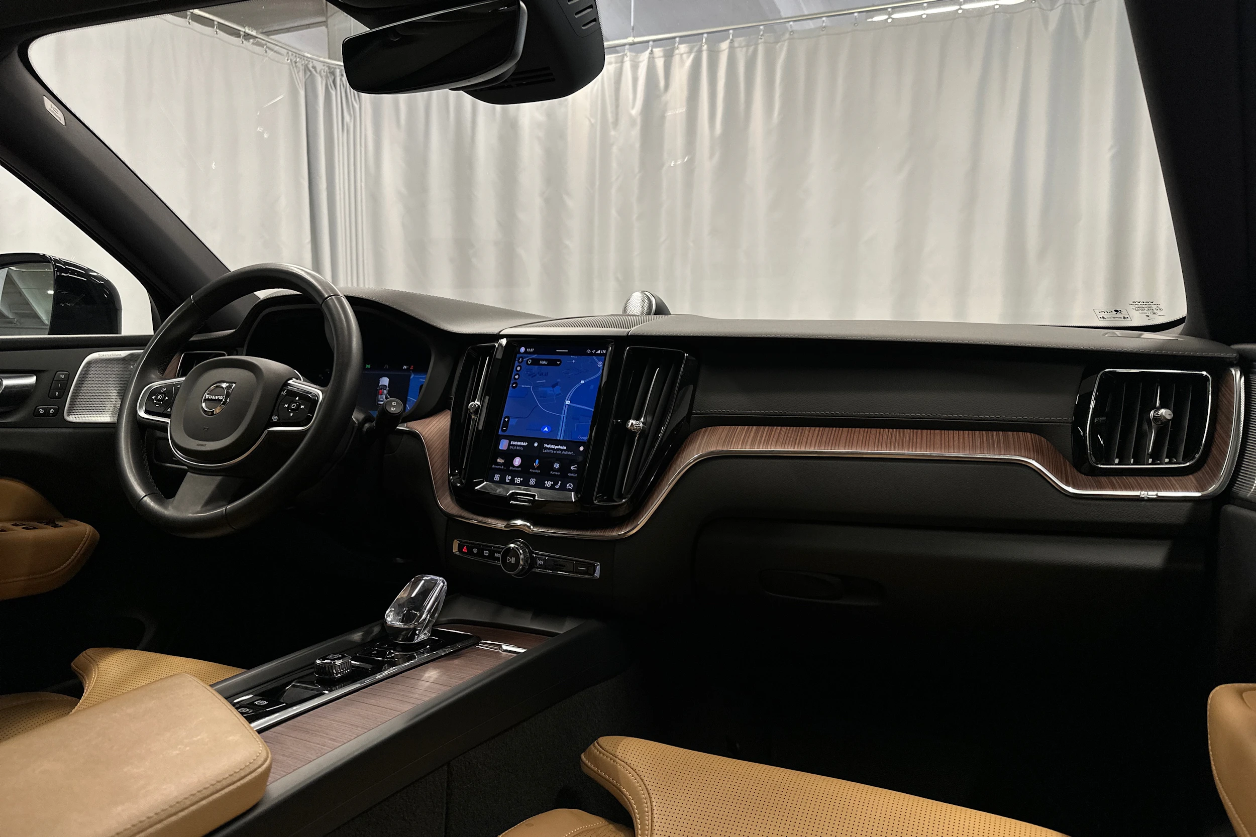 musta Volvo XC60 2023 kuva 20.