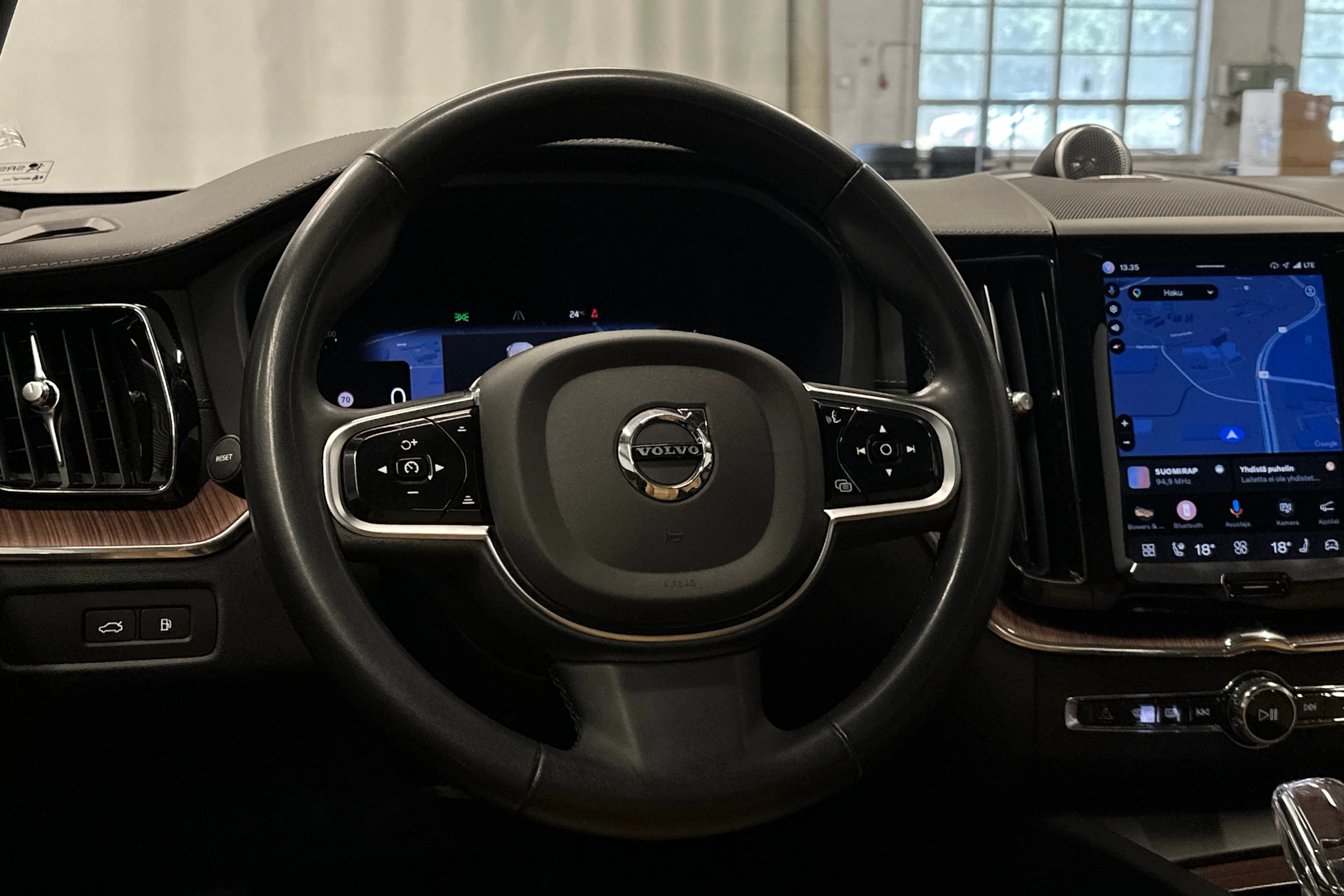 musta Volvo XC60 2023 kuva 21.