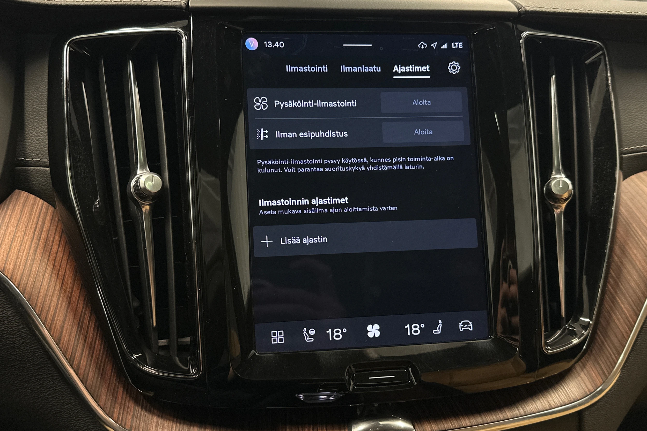 musta Volvo XC60 2023 kuva 30.