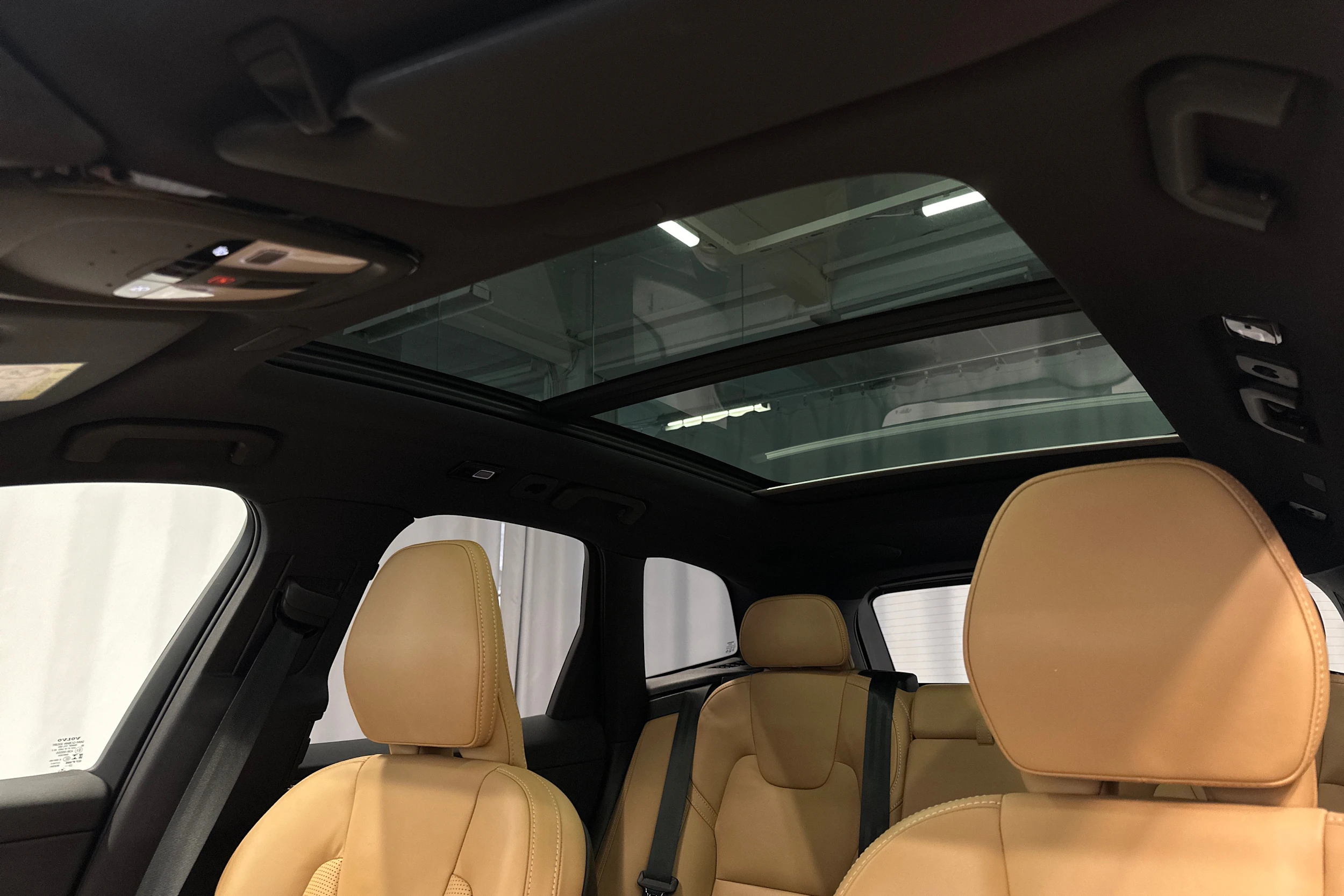 musta Volvo XC60 2023 kuva 34.
