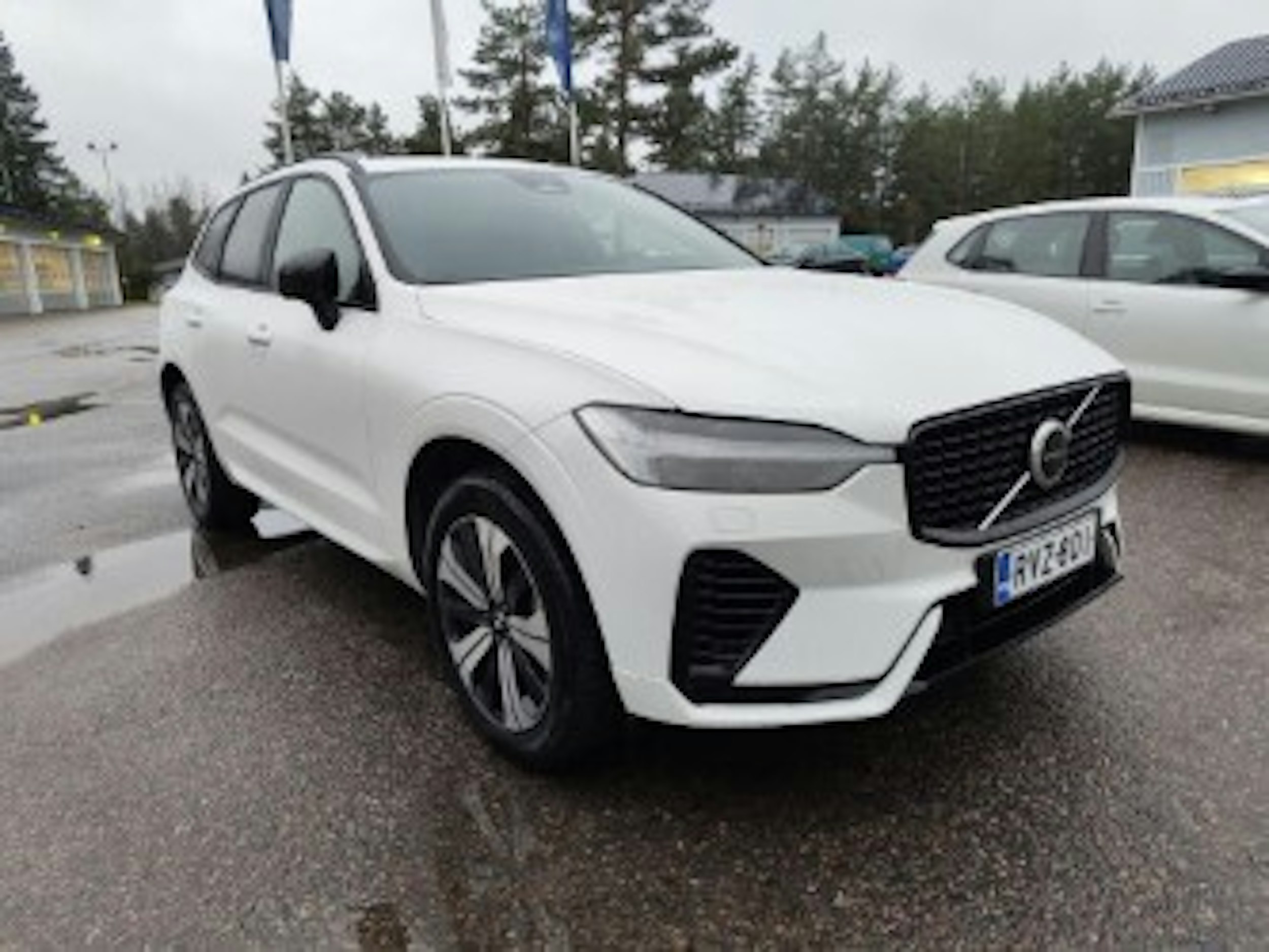 valkoinen Volvo XC60 2023 kuva 1.