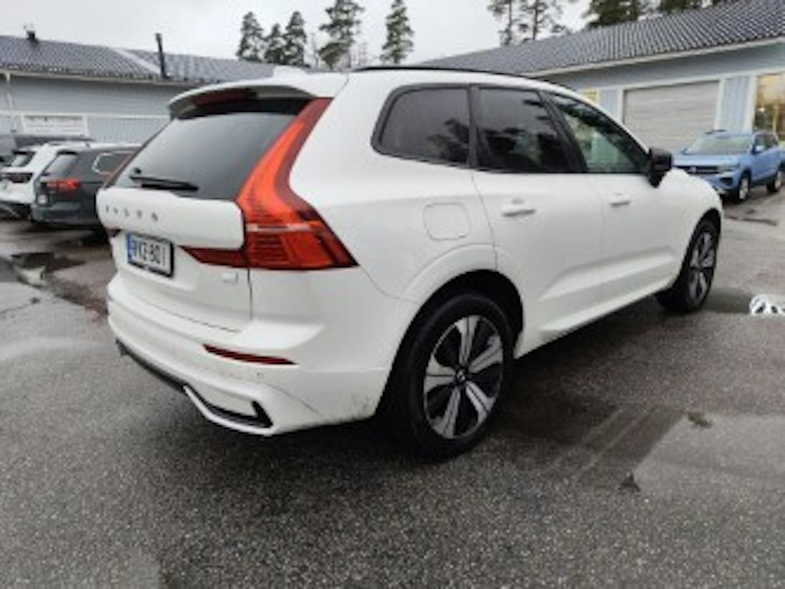 valkoinen Volvo XC60 2023 kuva 2.