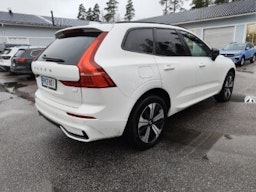 valkoinen Volvo XC60 2023 kuva 2.
