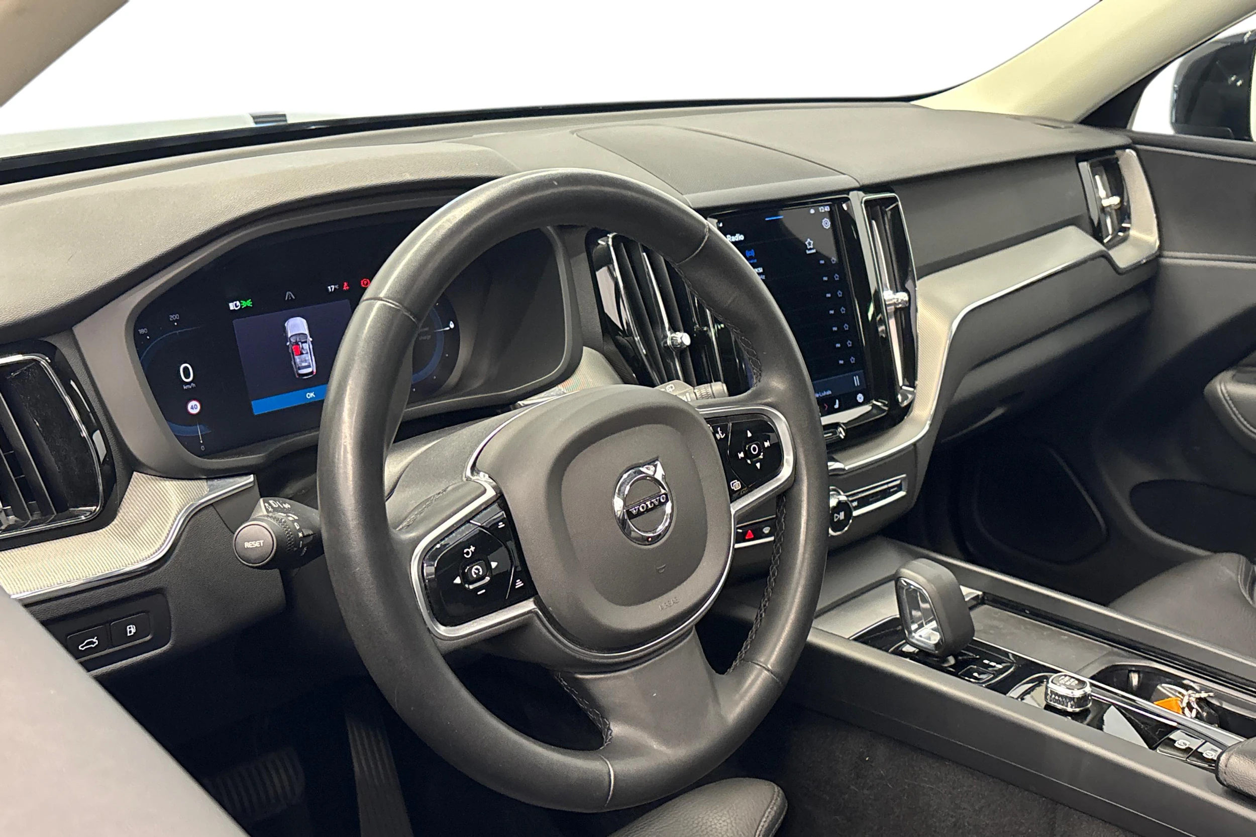 musta Volvo XC60 2023 kuva 8.