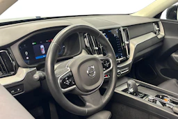 musta Volvo XC60 2023 kuva 8.