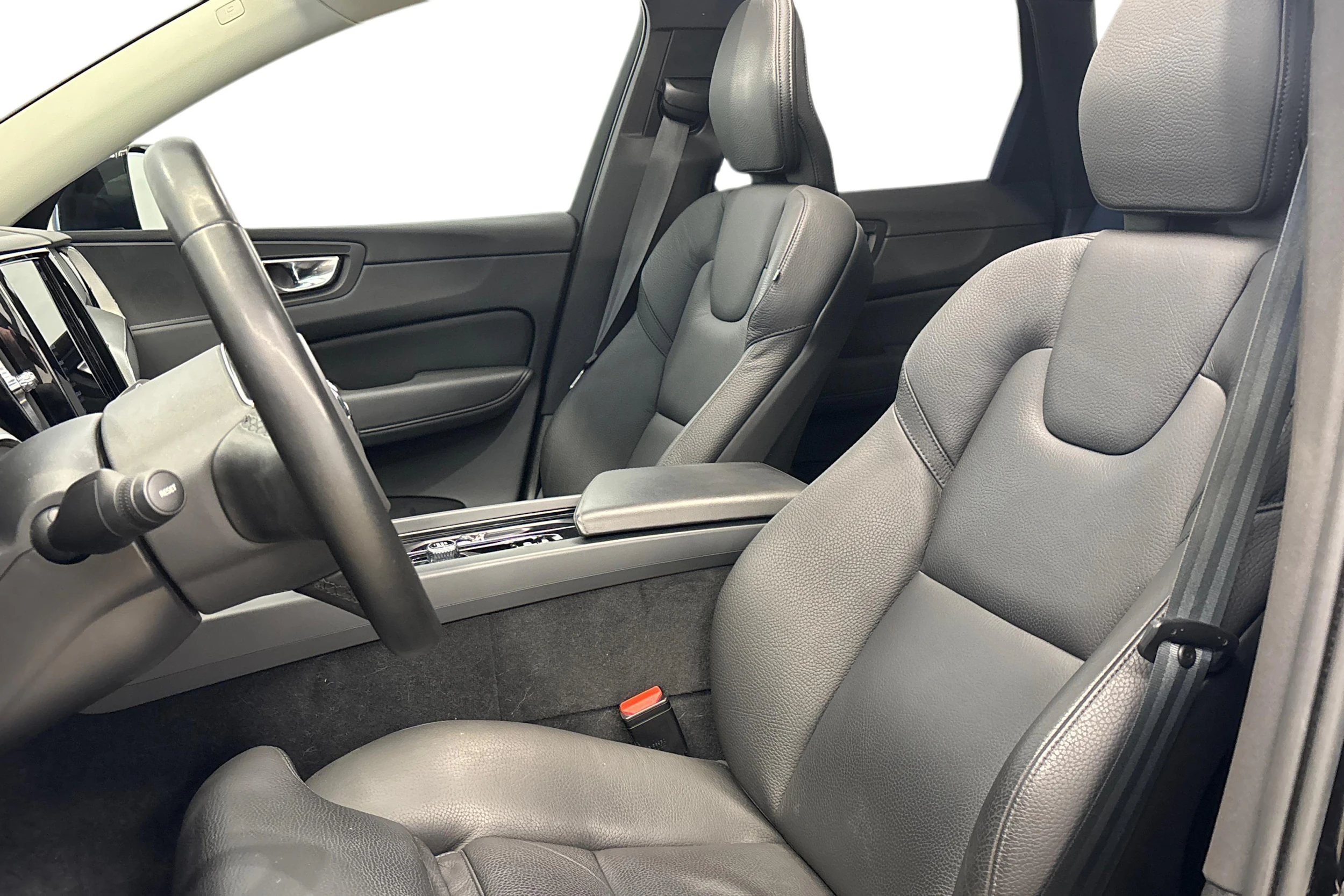 musta Volvo XC60 2023 kuva 9.