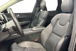 musta Volvo XC60 2023 kuva 9.