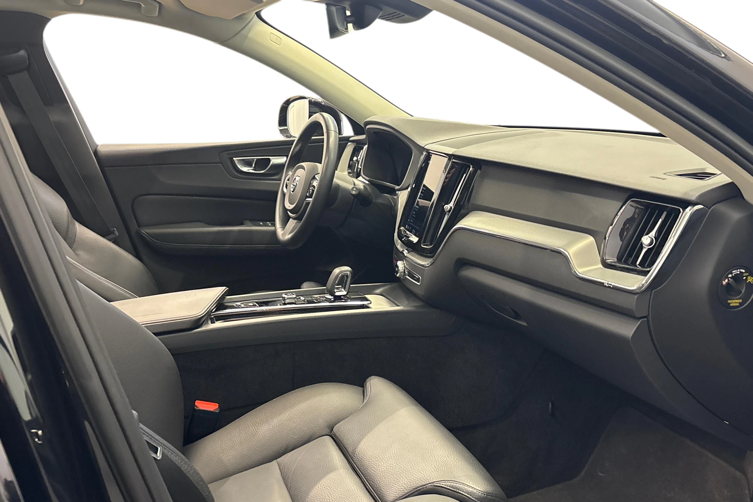 musta Volvo XC60 2023 kuva 11.