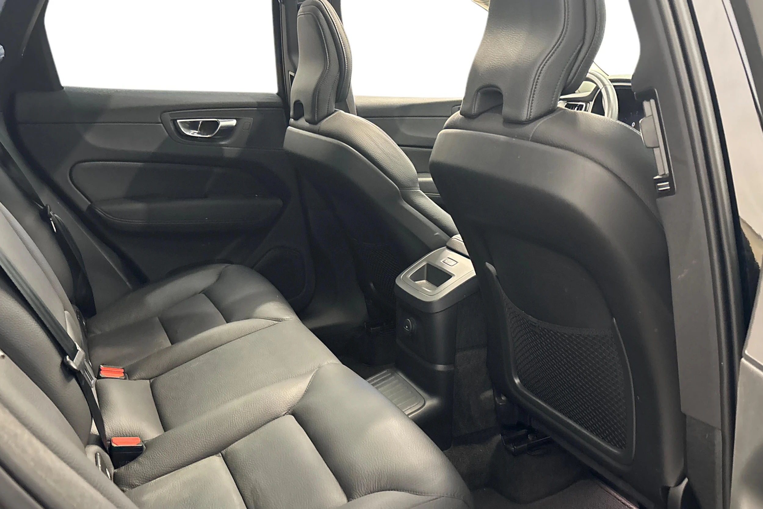 musta Volvo XC60 2023 kuva 12.