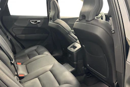musta Volvo XC60 2023 kuva 12.