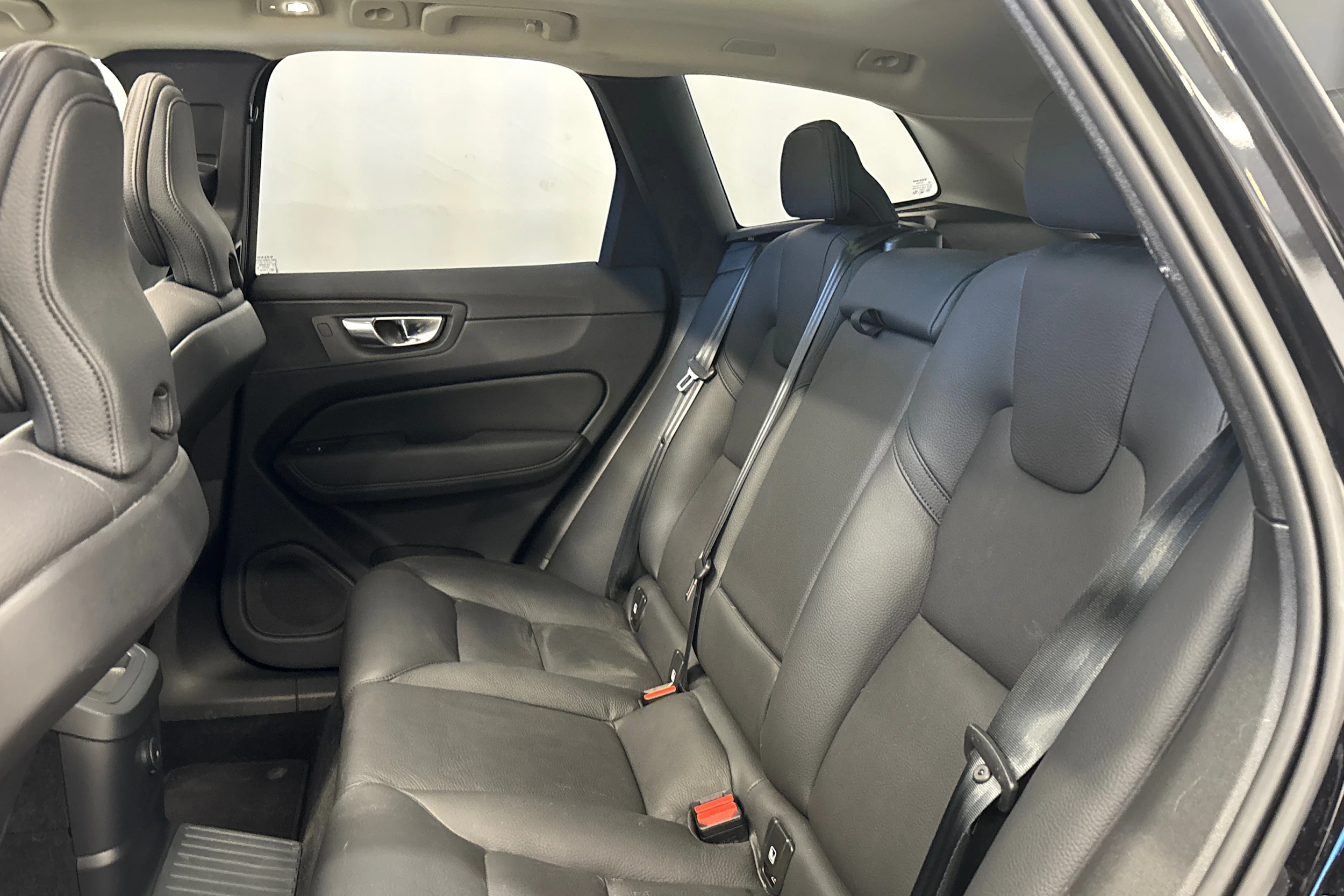 musta Volvo XC60 2023 kuva 13.
