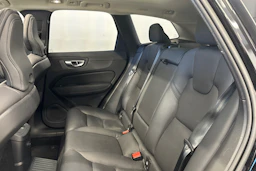 musta Volvo XC60 2023 kuva 13.