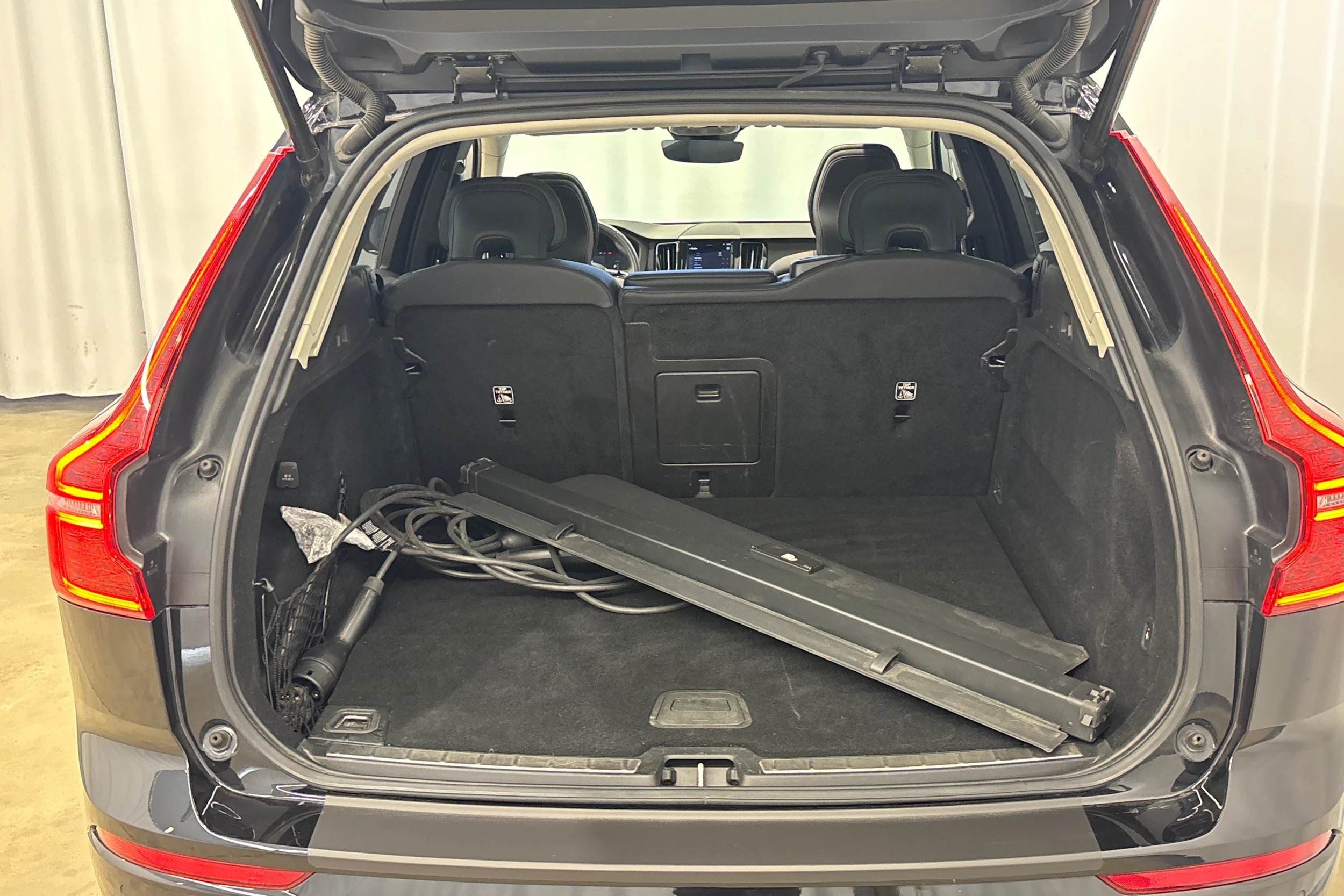 musta Volvo XC60 2023 kuva 15.