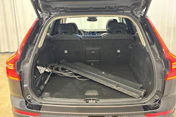 musta Volvo XC60 2023 kuva 15.