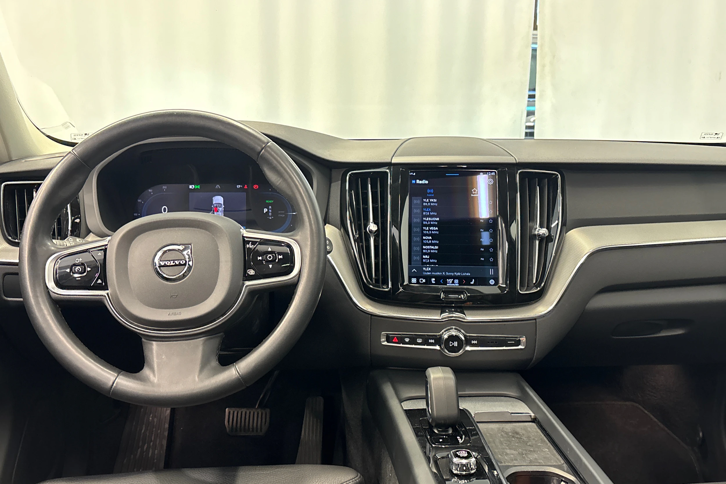 musta Volvo XC60 2023 kuva 16.