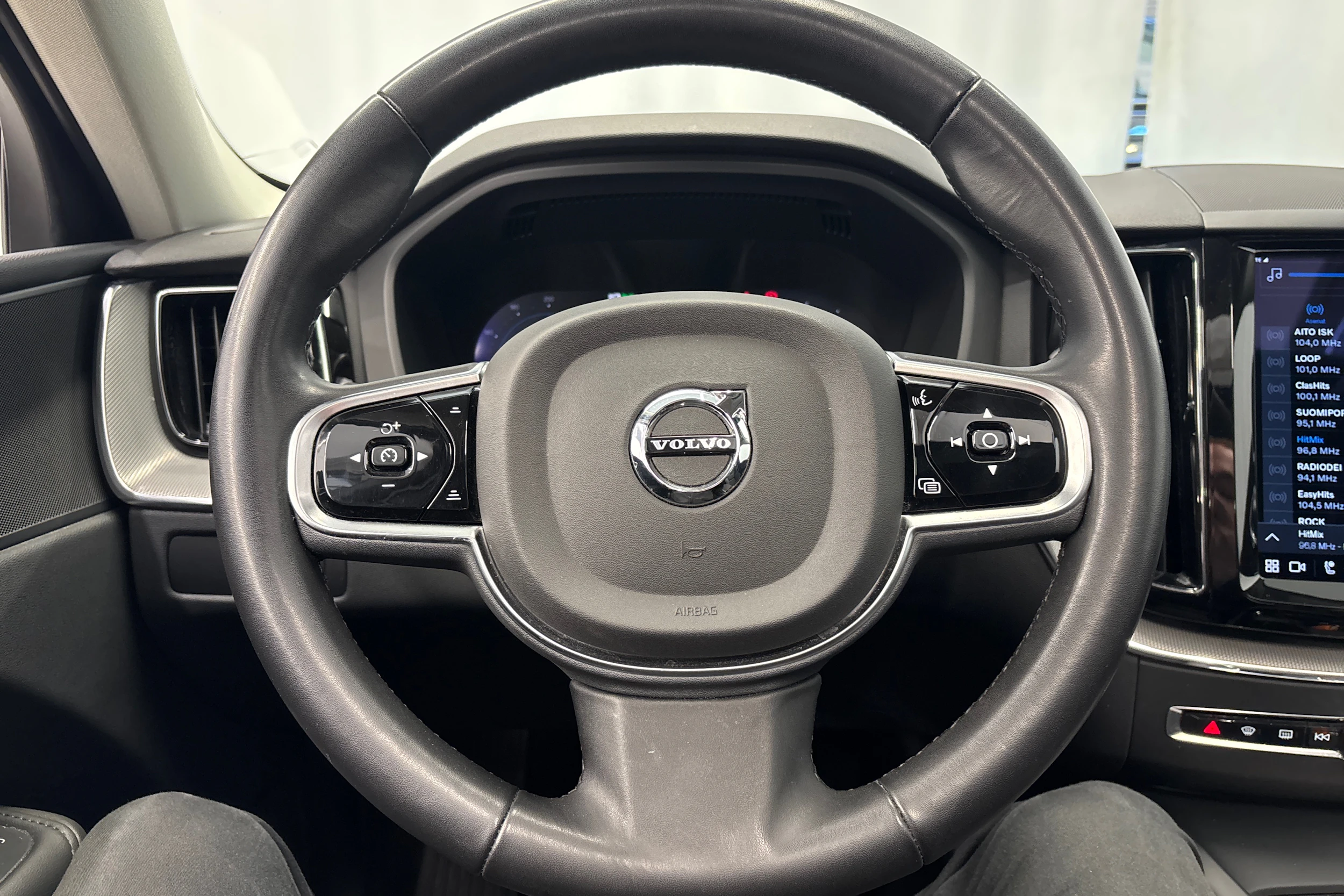 musta Volvo XC60 2023 kuva 17.