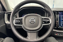 musta Volvo XC60 2023 kuva 17.
