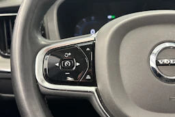 musta Volvo XC60 2023 kuva 18.