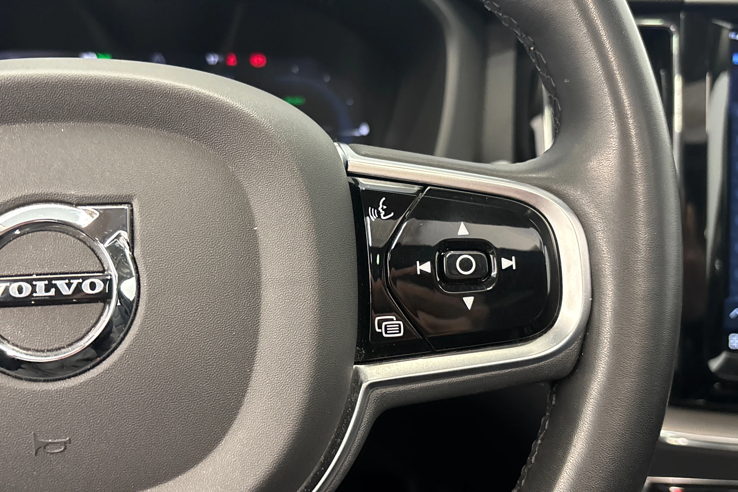 musta Volvo XC60 2023 kuva 19.