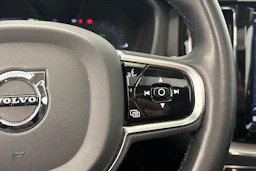 musta Volvo XC60 2023 kuva 19.