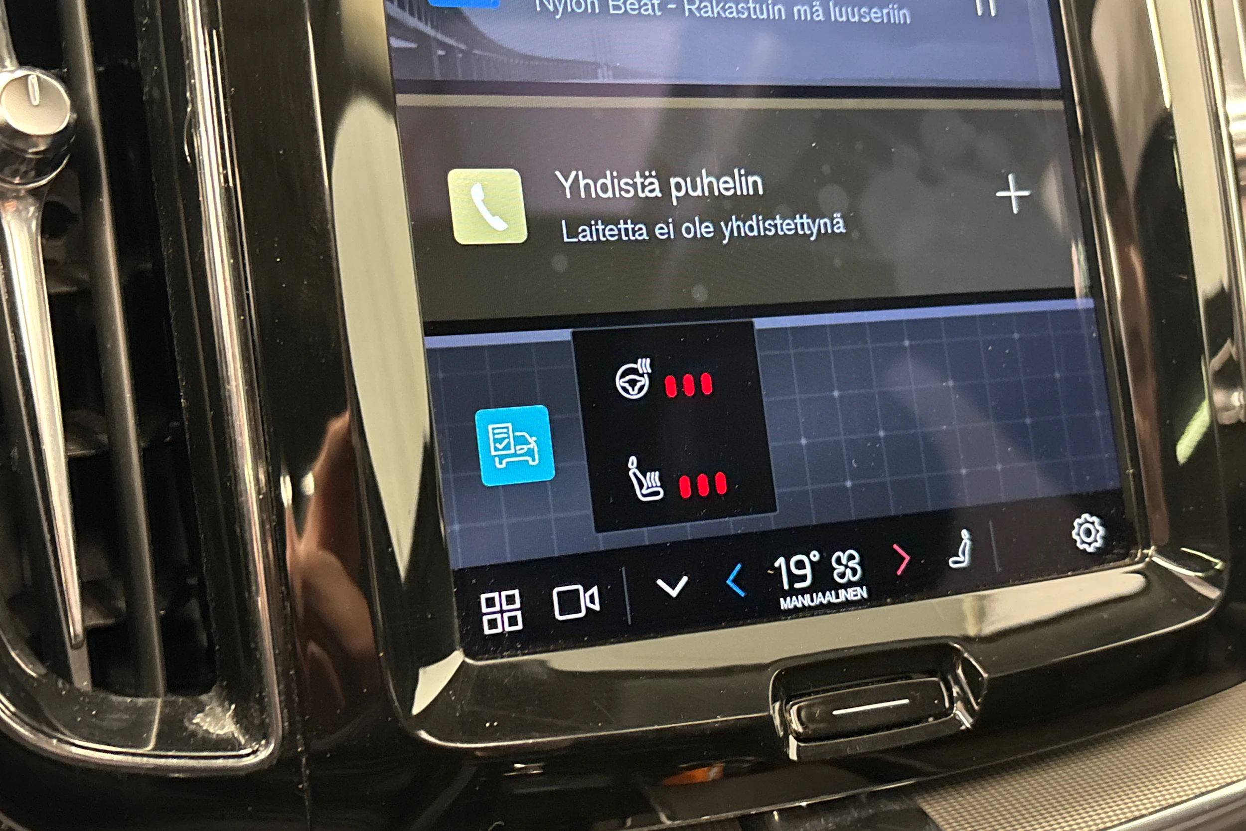 musta Volvo XC60 2023 kuva 23.