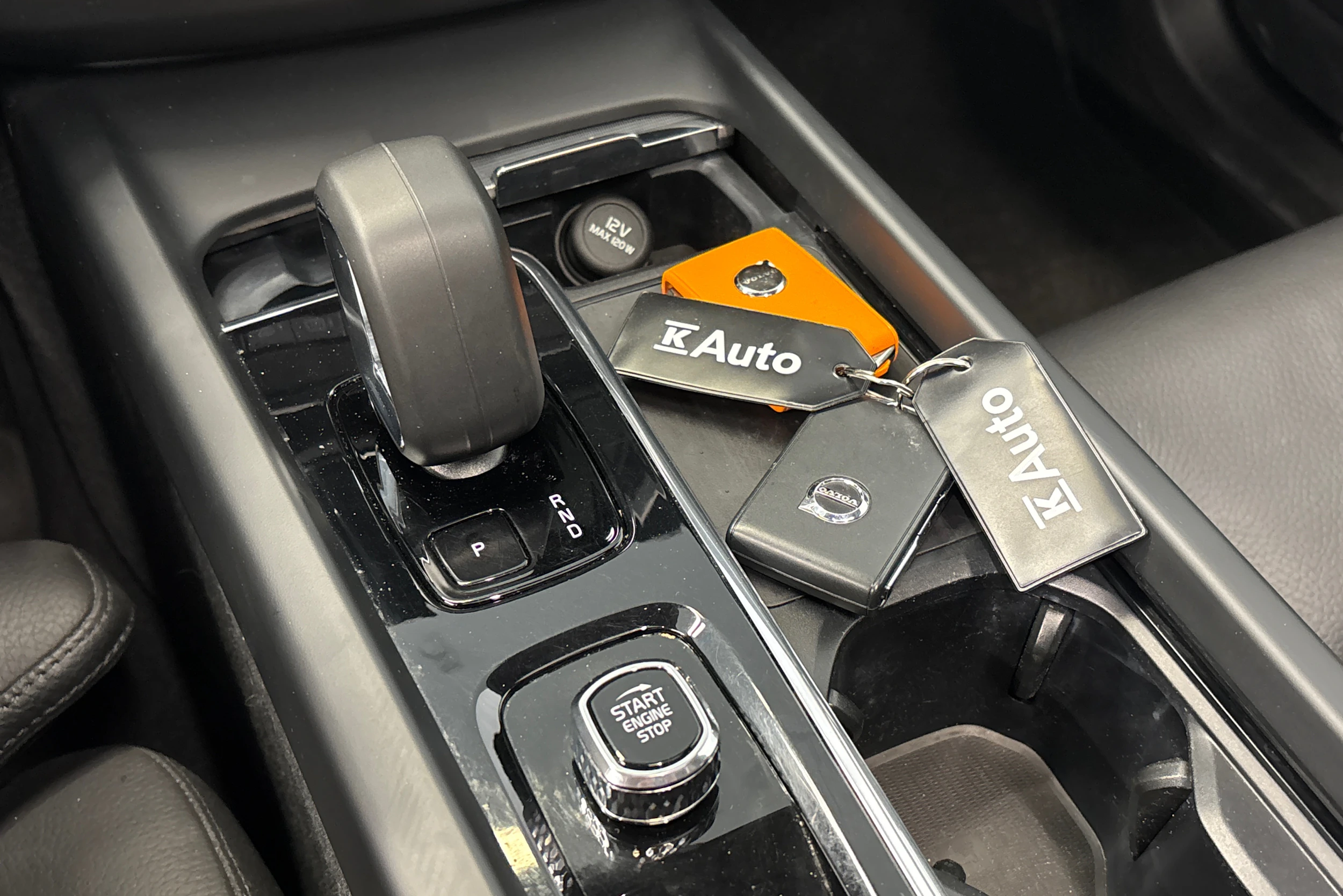 musta Volvo XC60 2023 kuva 26.