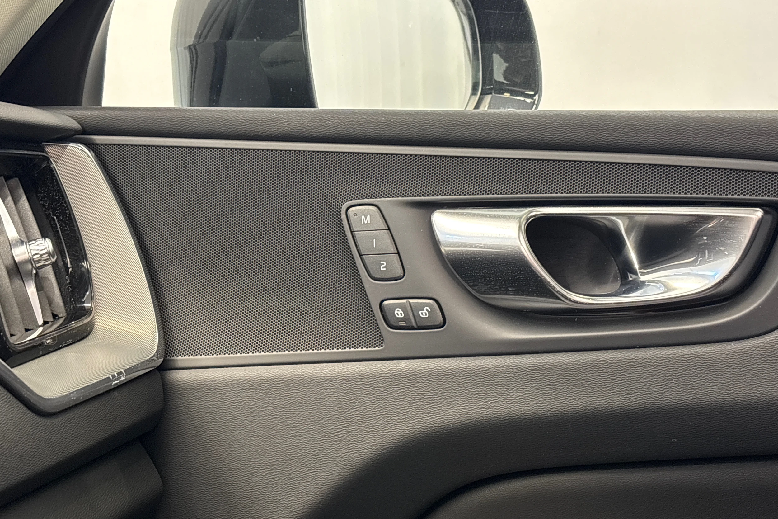 musta Volvo XC60 2023 kuva 29.
