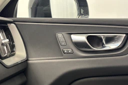 musta Volvo XC60 2023 kuva 29.