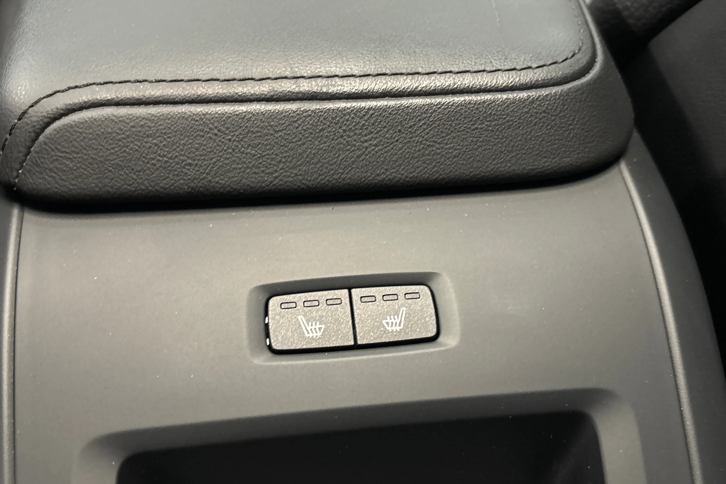 musta Volvo XC60 2023 kuva 32.