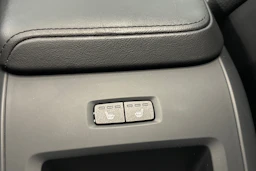 musta Volvo XC60 2023 kuva 32.