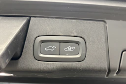 musta Volvo XC60 2023 kuva 33.