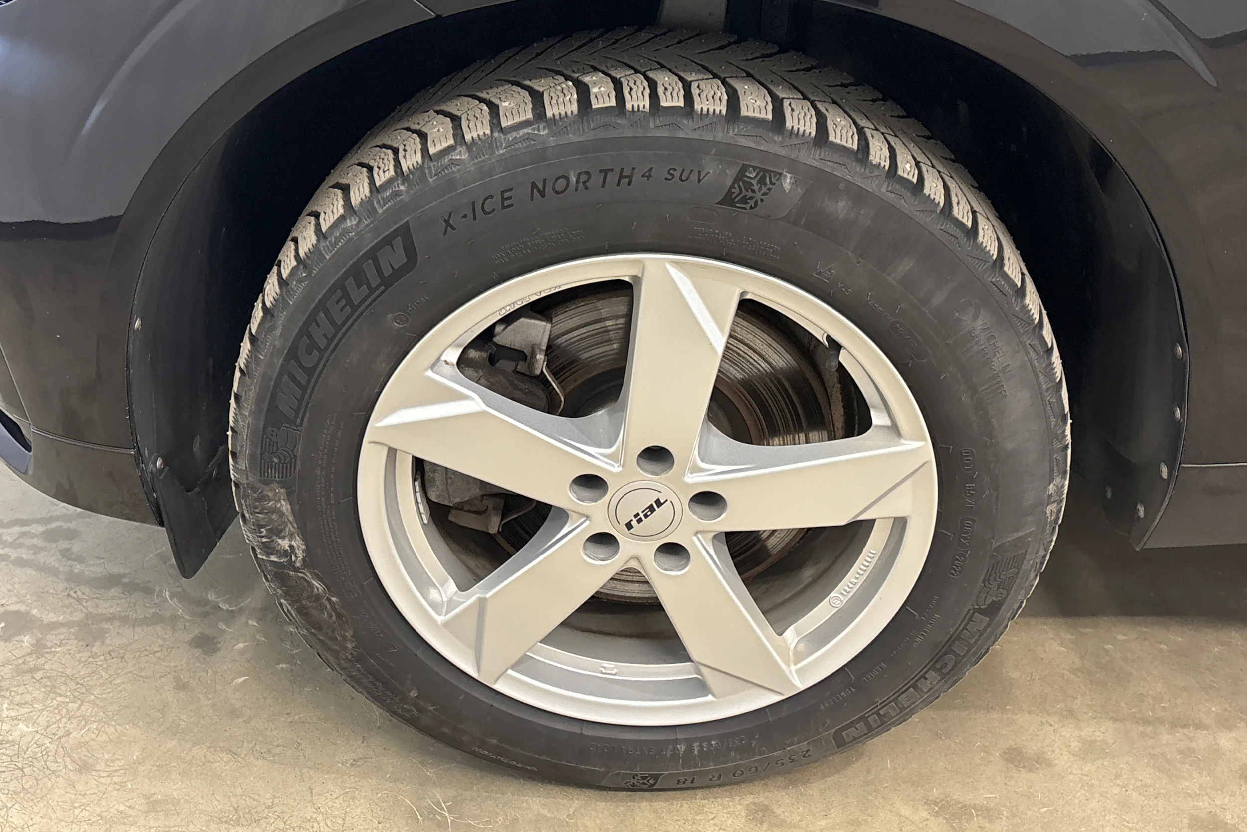 musta Volvo XC60 2023 kuva 34.