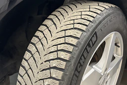 musta Volvo XC60 2023 kuva 35.