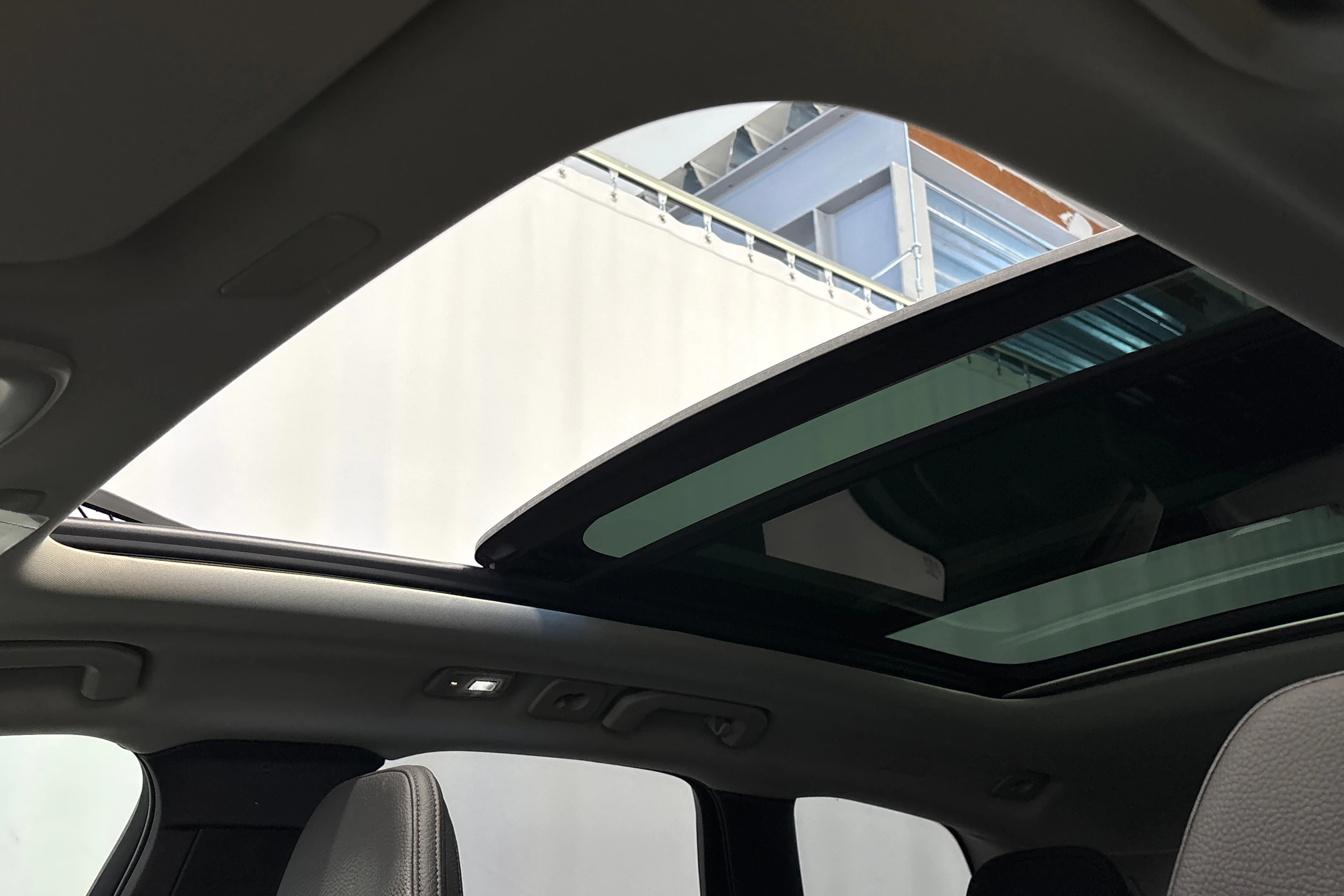 musta Volvo XC60 2023 kuva 36.