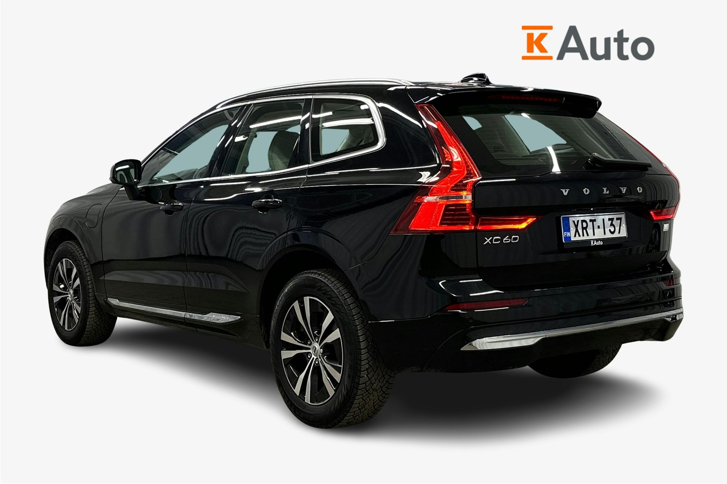 musta Volvo XC60 2023 kuva 2.