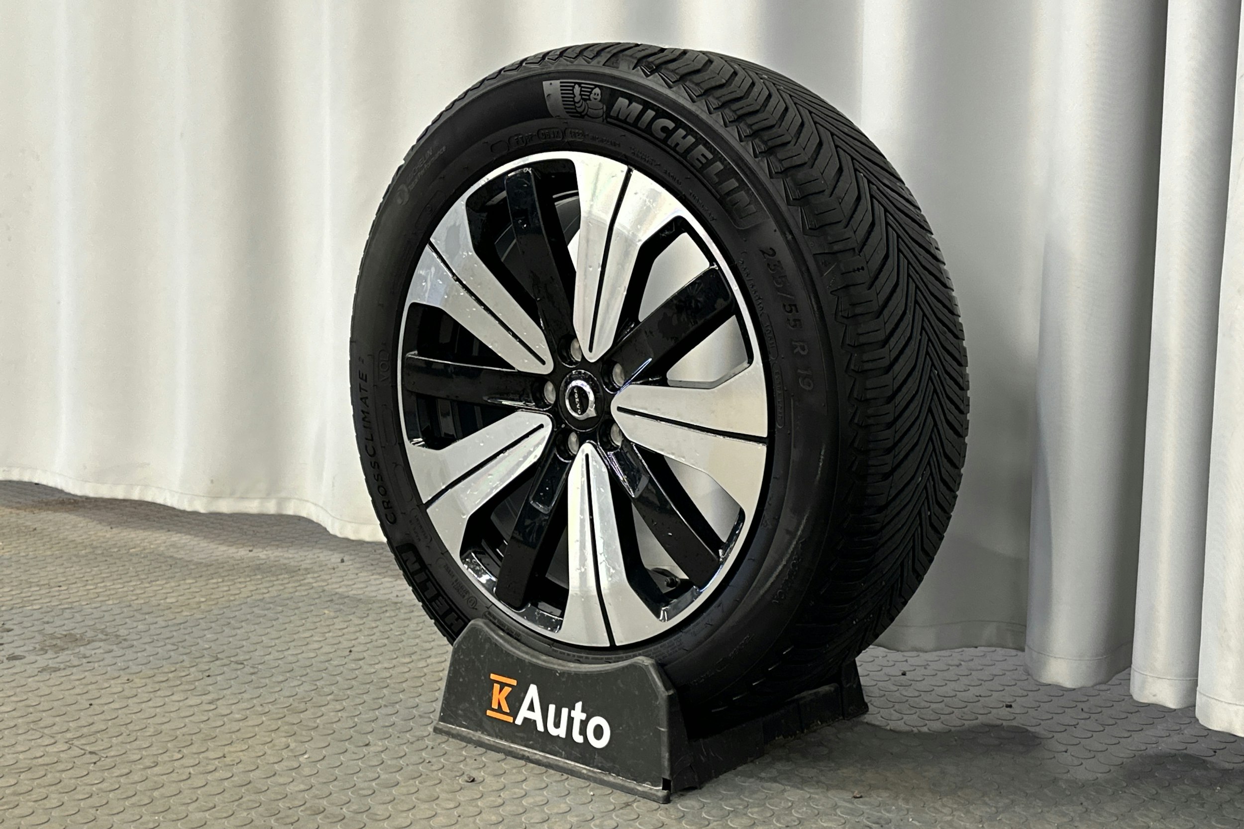 musta Volvo XC60 2023 kuva 13.