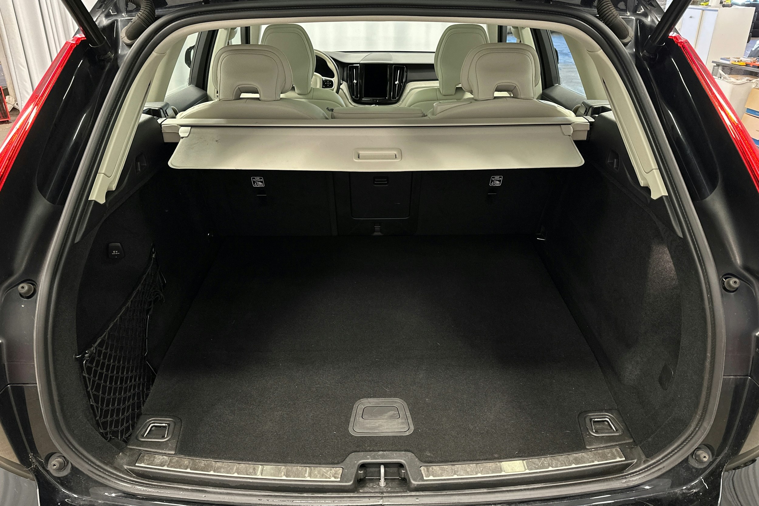 musta Volvo XC60 2023 kuva 14.