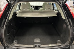 musta Volvo XC60 2023 kuva 14.