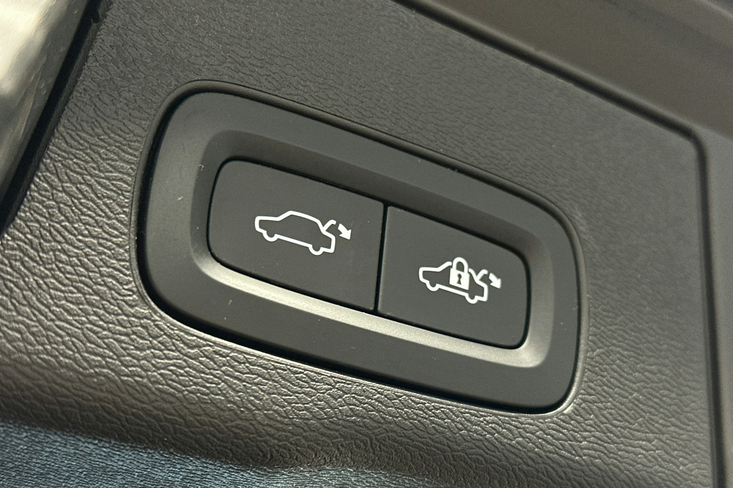 musta Volvo XC60 2023 kuva 15.