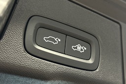 musta Volvo XC60 2023 kuva 15.