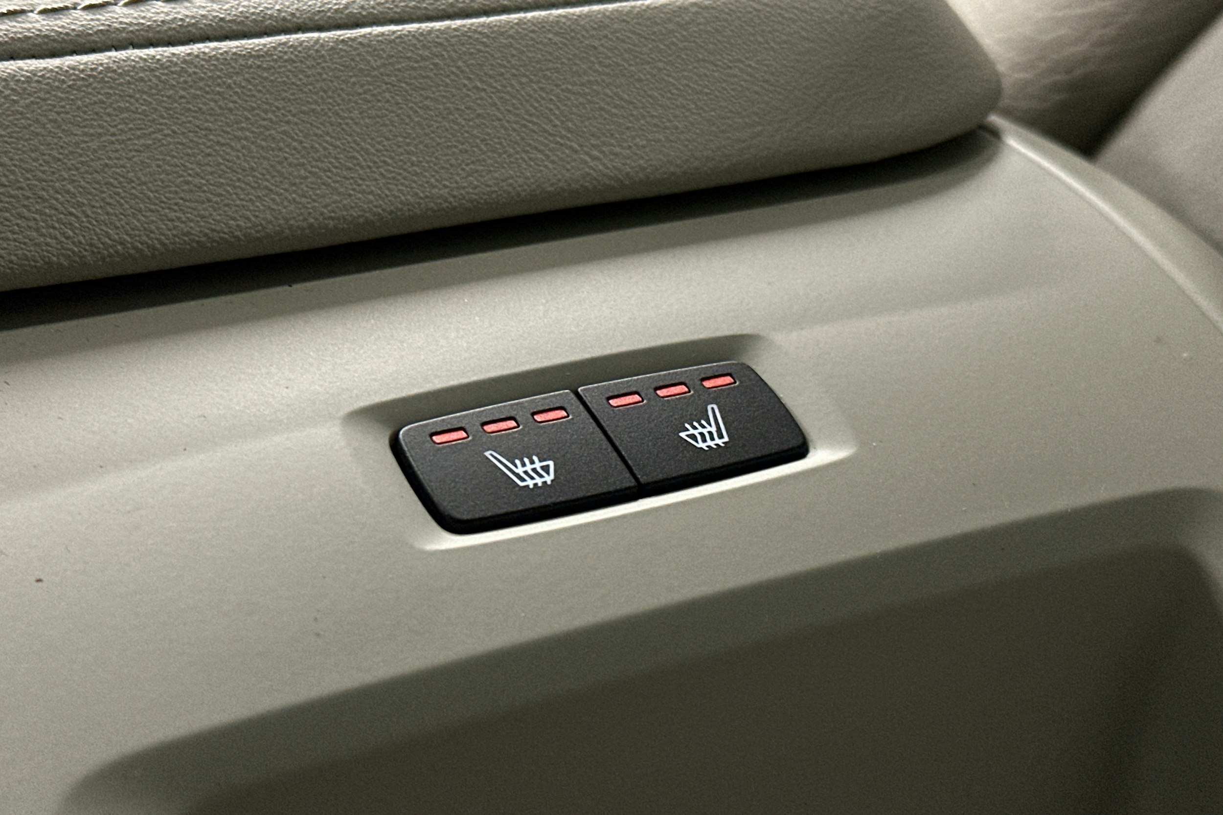 musta Volvo XC60 2023 kuva 16.