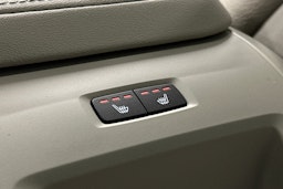 musta Volvo XC60 2023 kuva 16.