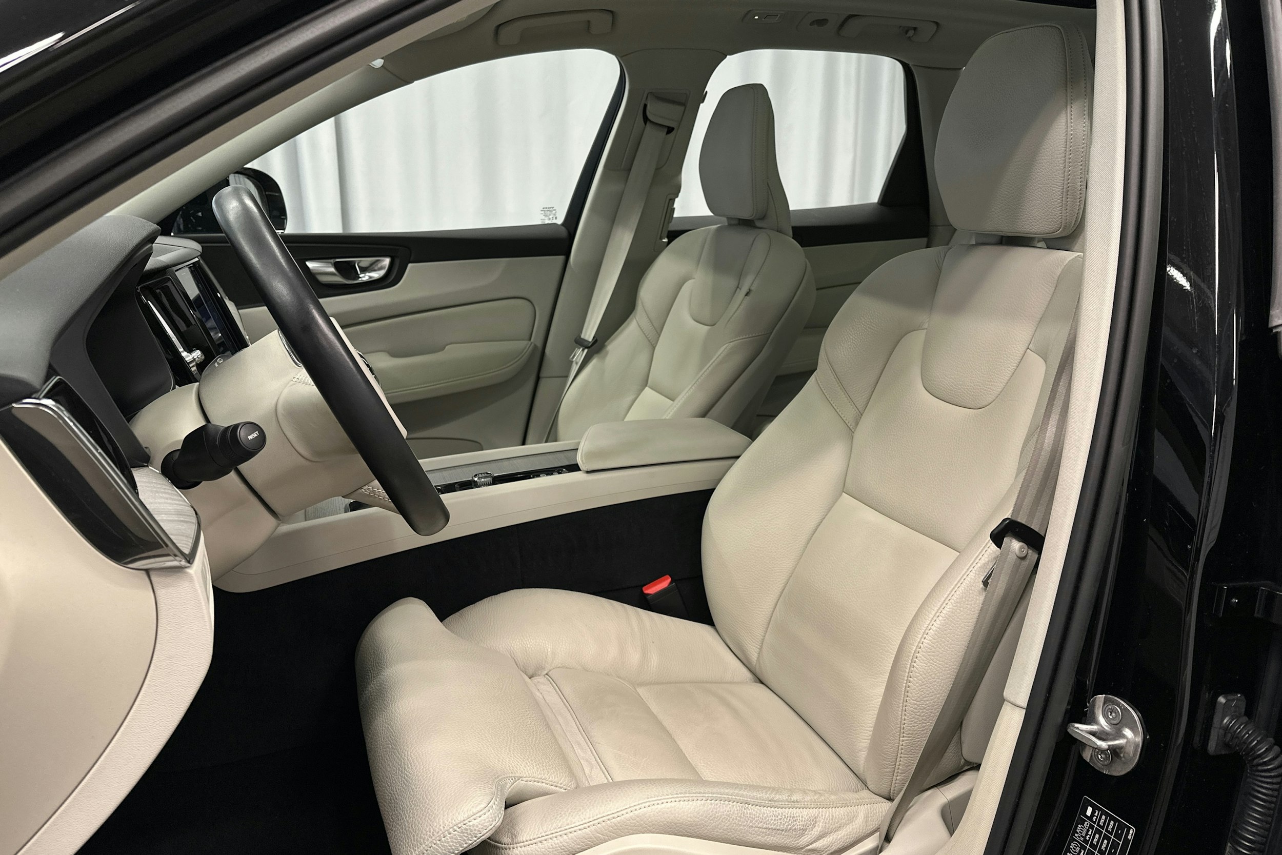 musta Volvo XC60 2023 kuva 17.